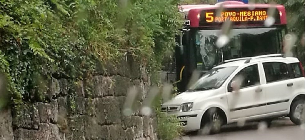 Si schianta contro il muro in via Venezia, traffico in tilt tra città e collina